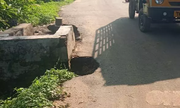 சாலையோரத்தில் ஆபத்தான பள்ளம் சாலையோரத்தில் ஆபத்தான பள்ளம்