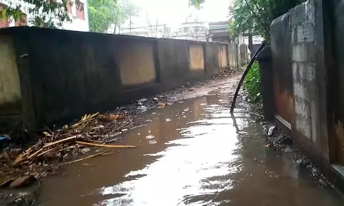சாலையில் தேங்கும் மழைநீர் சாலையில் தேங்கும் மழைநீர்