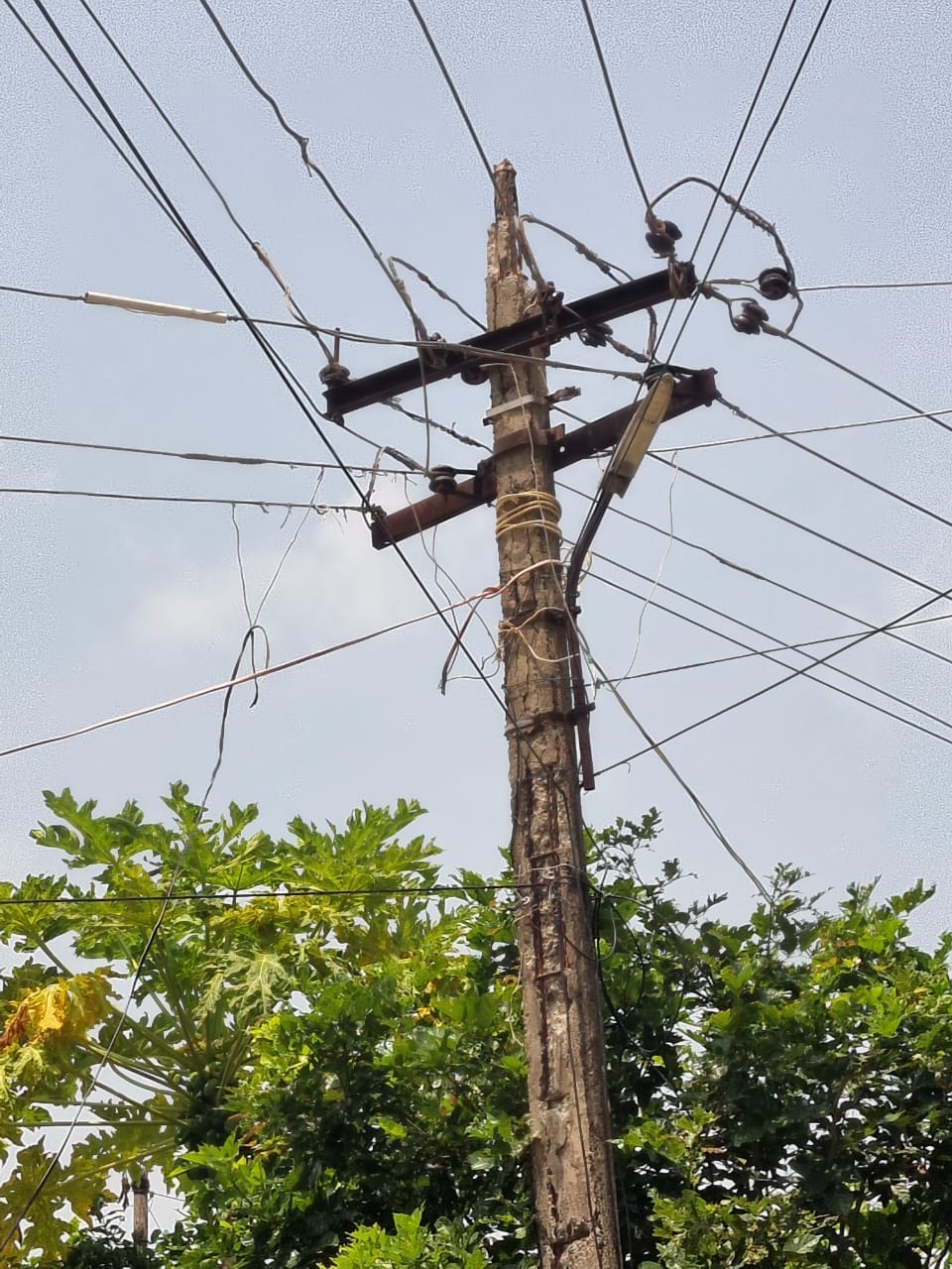 ஆபத்தான மின்கம்பம்