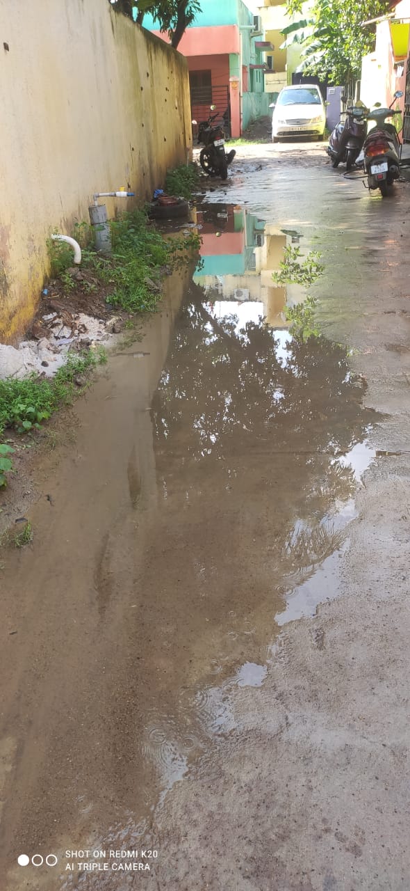 குண்டும், குழியுமான சாலை