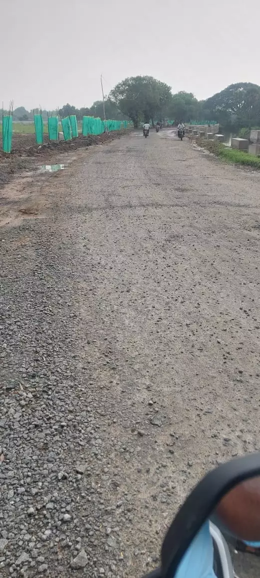 தார் சாலை வேண்டும்