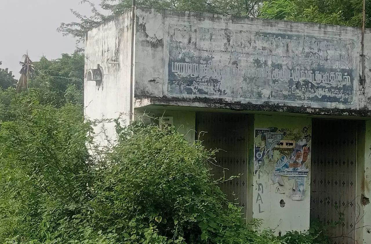 பயனற்ற கழிவறை கட்டிடம் பயனற்ற கழிவறை கட்டிடம்