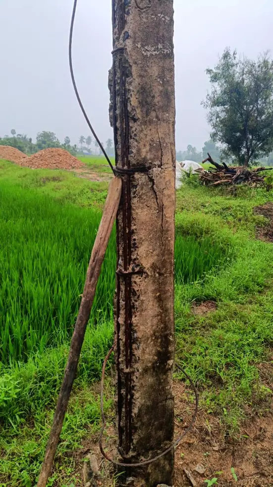 மின்கம்பங்கள் மாற்றி அமைக்கப்படுமா? மின்கம்பங்கள் மாற்றி அமைக்கப்படுமா?