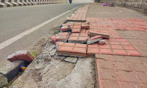 நடைபாதையை சீரமைக்க வேண்டும் நடைபாதையை சீரமைக்க வேண்டும்
