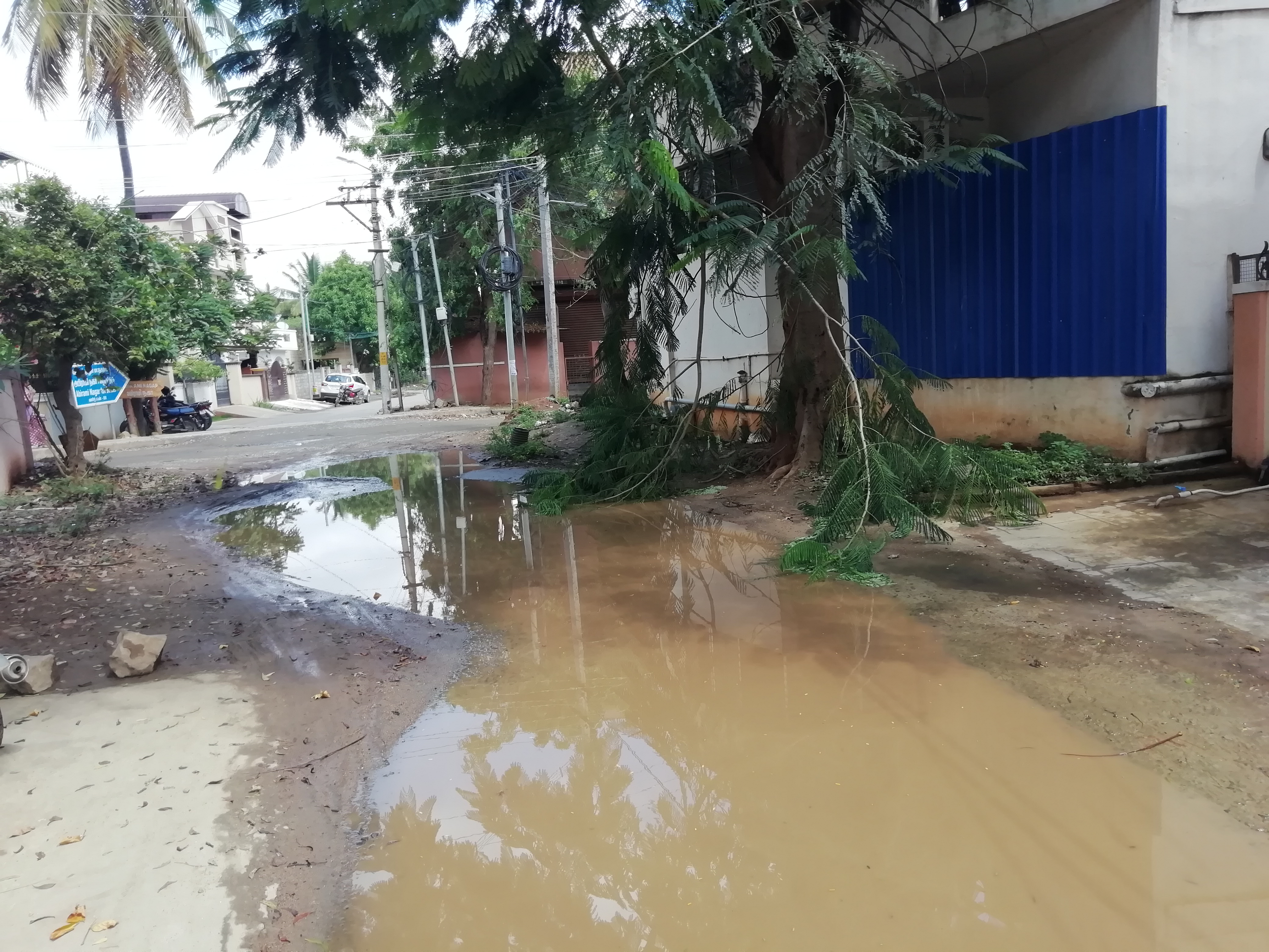 மழைநீர் தேங்கும் சாலை