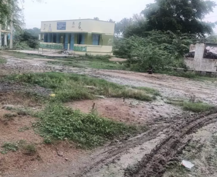 சேறும், சகதியுமான சாலை