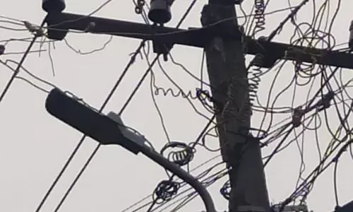 சேதமடைந்த மின்கம்பம்