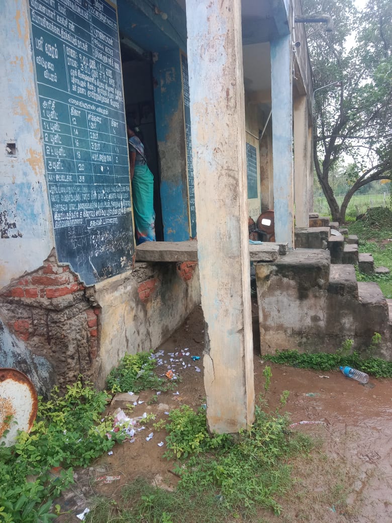 பழுதடைந்த கட்டிடத்தில் செயல்படும் ரேஷன்கடை பழுதடைந்த கட்டிடத்தில் செயல்படும் ரேஷன்கடை