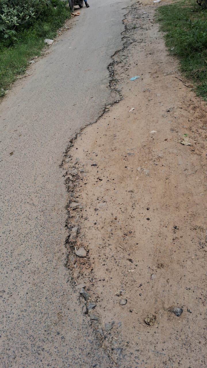 சேதமடைந்த சாலை சேதமடைந்த சாலை