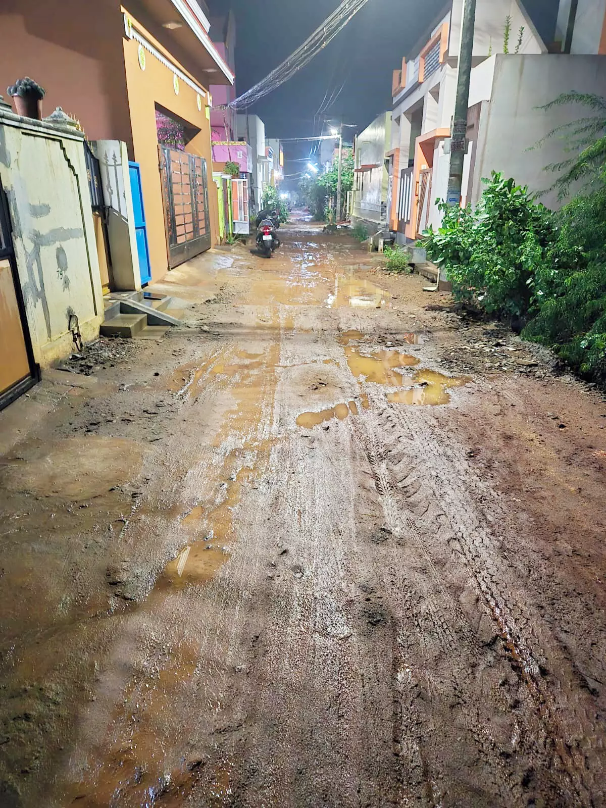 சேறும் சகதியுமான சாலை சேறும் சகதியுமான சாலை