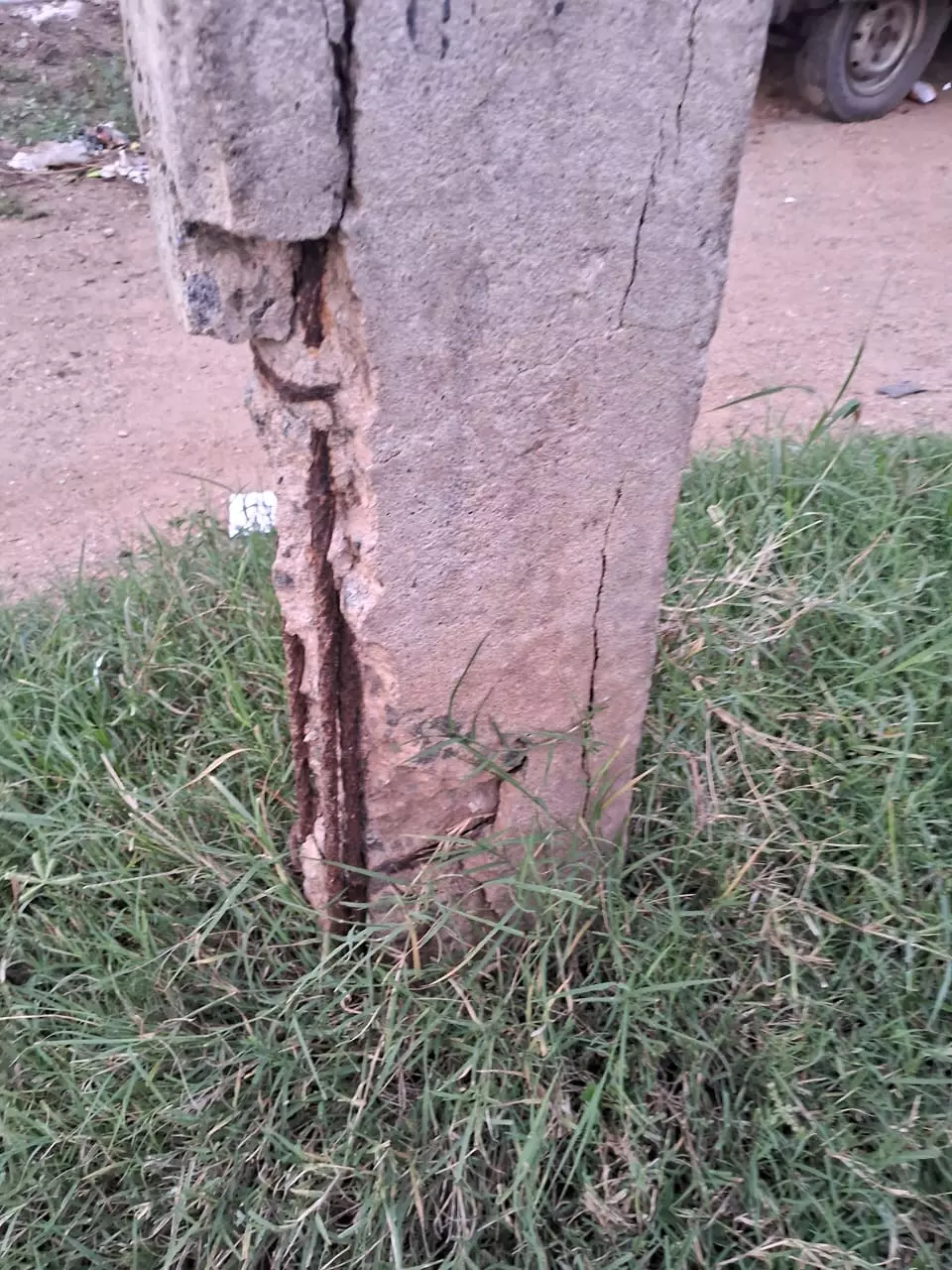 சேதமடைந்த மின்கம்பம் சேதமடைந்த மின்கம்பம்