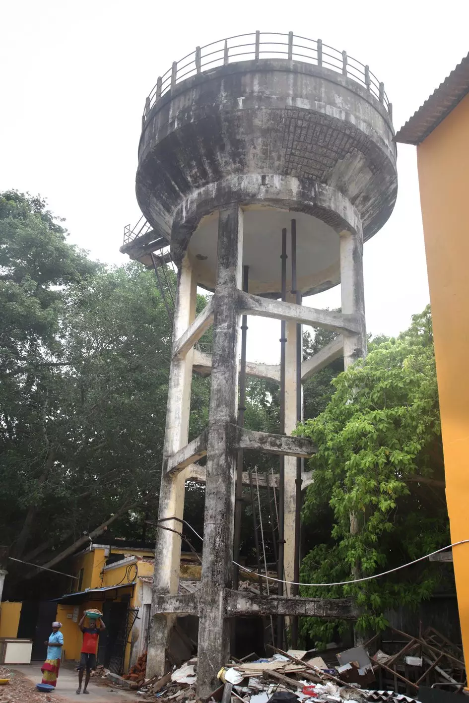 இடிந்து விழும் நிலையில் குடிநீர் தொட்டி இடிந்து விழும் நிலையில் குடிநீர் தொட்டி