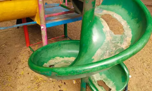 சேதமடைந்த விளையாட்டு சாதனம் சேதமடைந்த விளையாட்டு சாதனம்