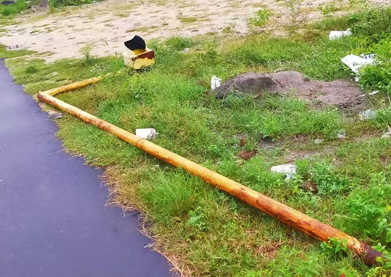 கீழே சாய்ந்து கிடக்கும் சிக்னல்