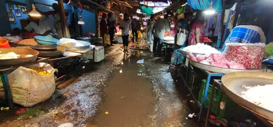 பூ மார்க்கெட்டில் தேங்கிய மழைநீர் பூ மார்க்கெட்டில் தேங்கிய மழைநீர்