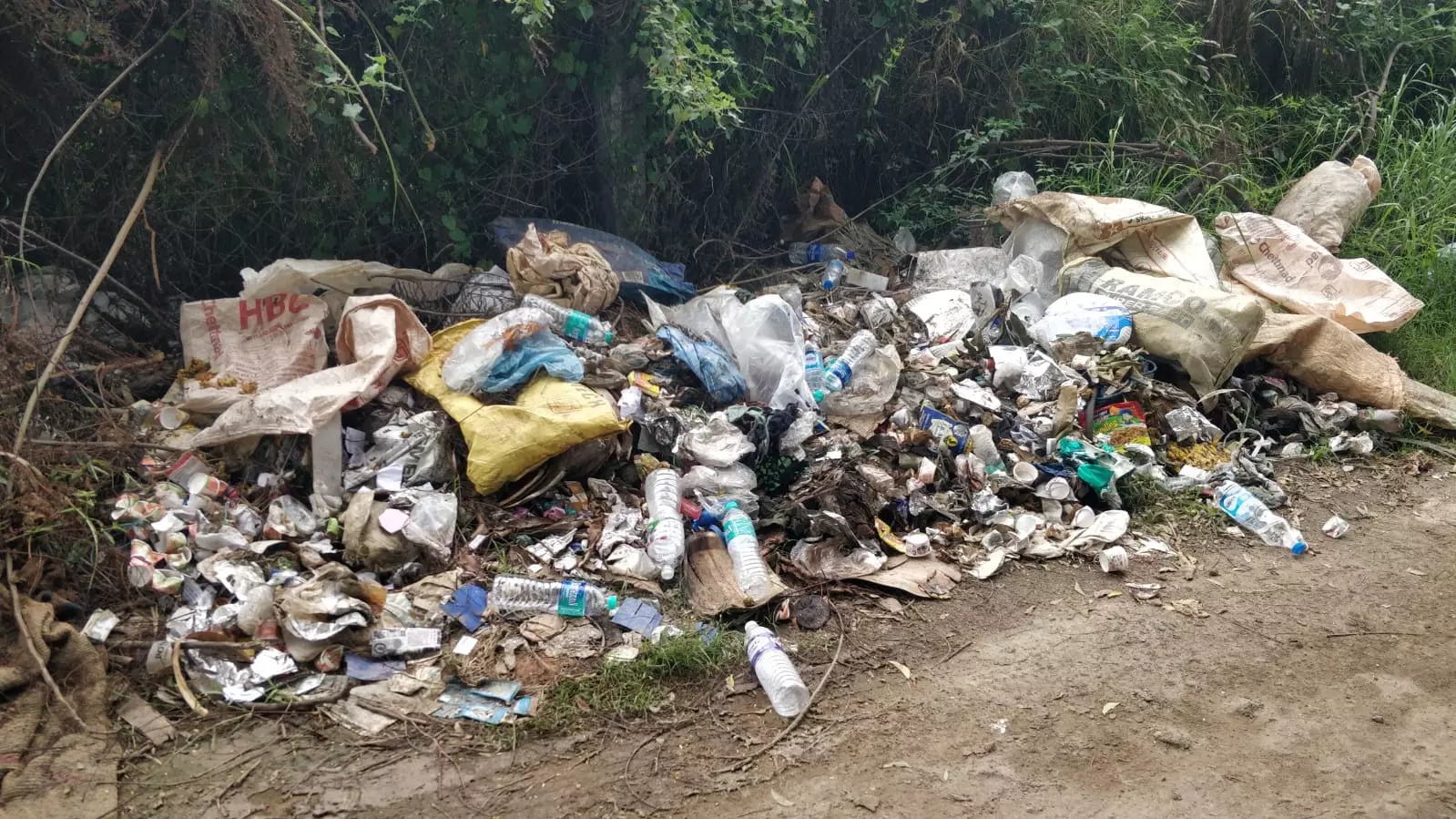 குவிந்து கிடக்கும் குப்ைபகள்