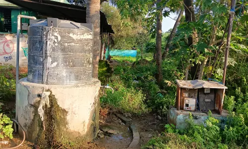 குடிநீர் தொட்டியின் குழாய் உடைப்பு குடிநீர் தொட்டியின் குழாய் உடைப்பு