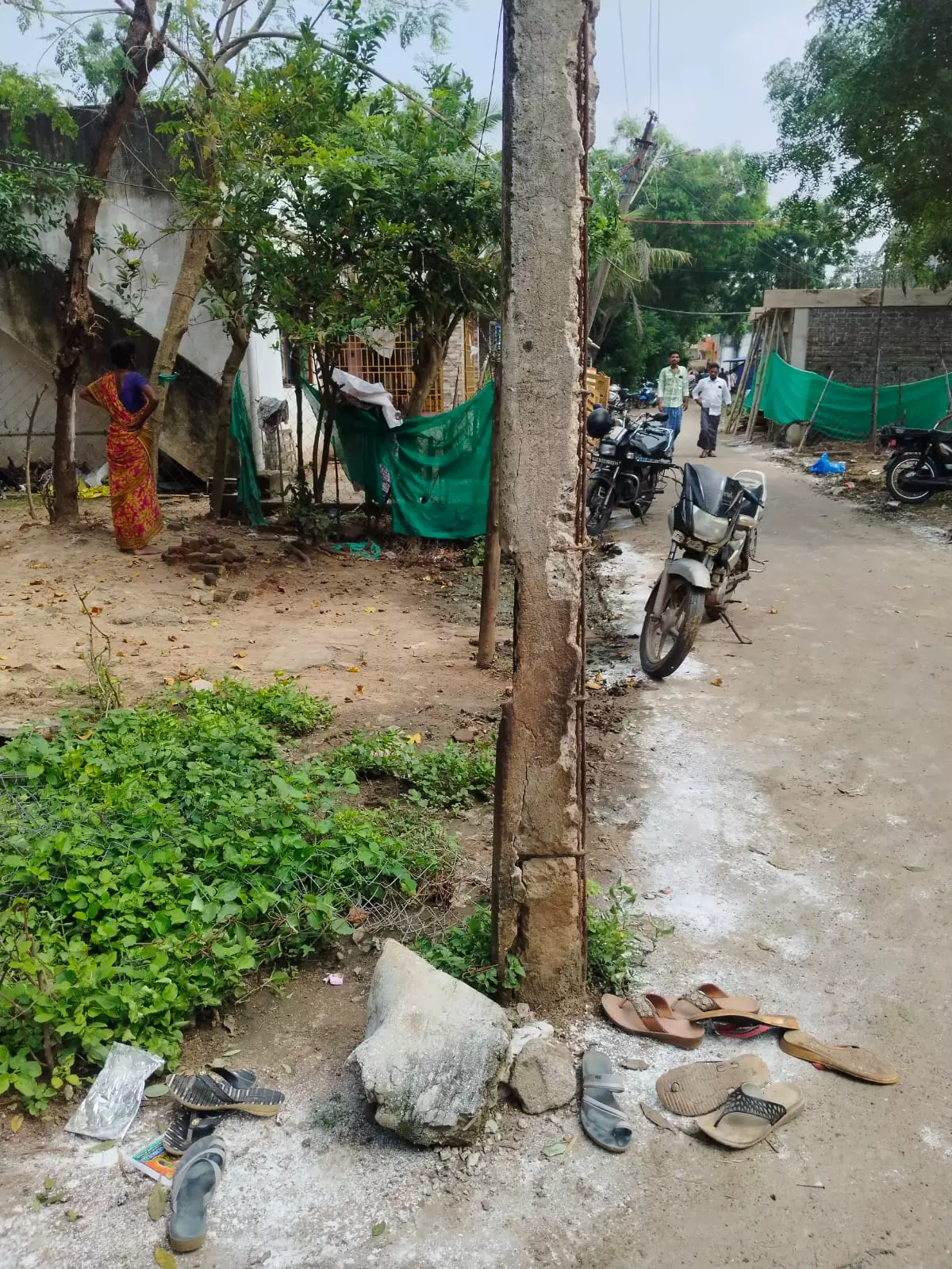 சேதமடைந்த மின்கம்பம்