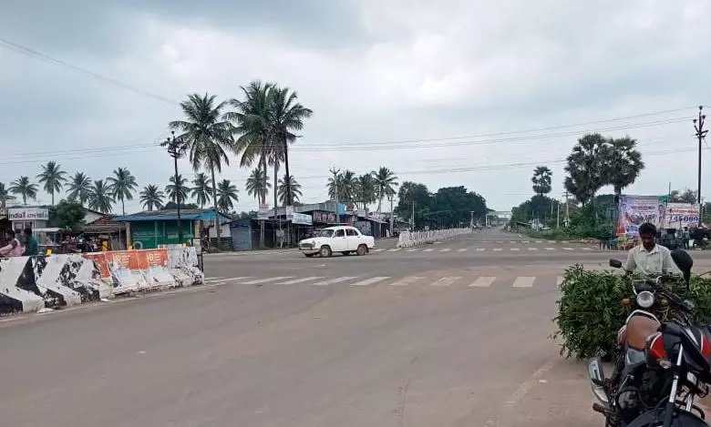 சாலையில் ரவுண்டானா தேவை சாலையில் ரவுண்டானா தேவை