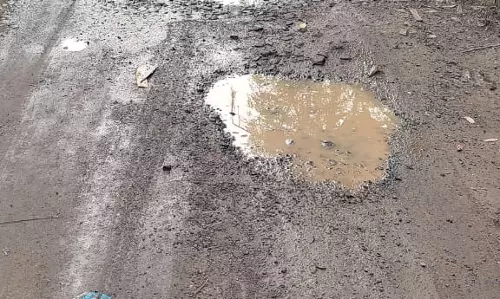 குண்டும்,குழியுமான சாலை