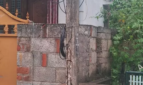 சேதமடைந்த மின்கம்பம்