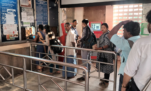 பயணிகள் அவதி பயணிகள் அவதி