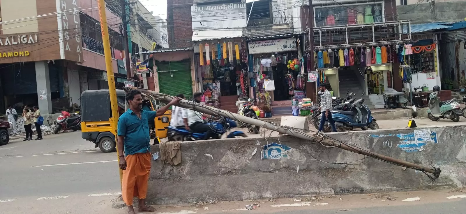 சரிந்து கிடக்கும் கம்பம்