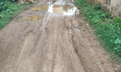 சாலையை சீர் செய்ய வேண்டும் சாலையை சீர் செய்ய வேண்டும்