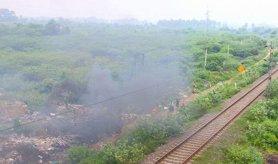 புகையால் வாகன ஓட்டிகள் அவதி புகையால் வாகன ஓட்டிகள் அவதி