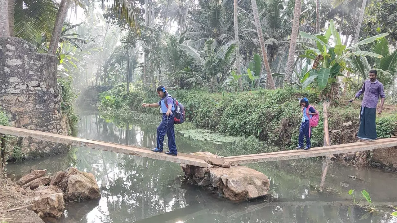 பாலம் அமைக்க வேண்டும்