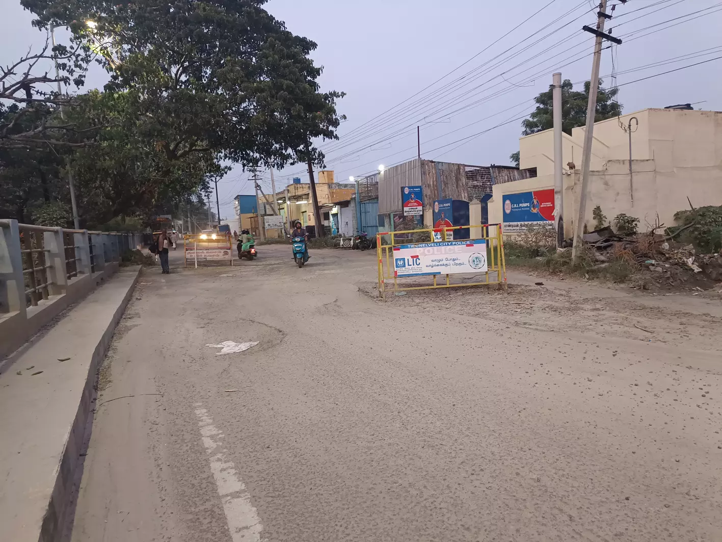 குண்டும் குழியுமான சாலை குண்டும் குழியுமான சாலை