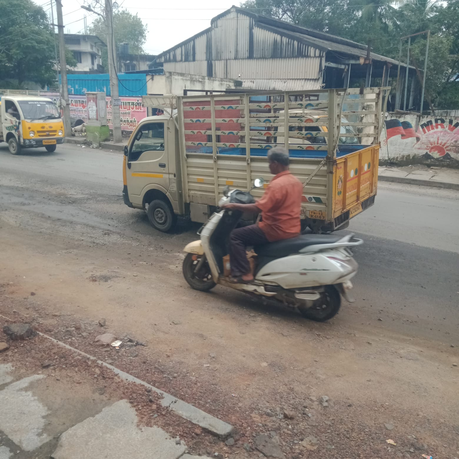 சேதமடைந்த சாலை