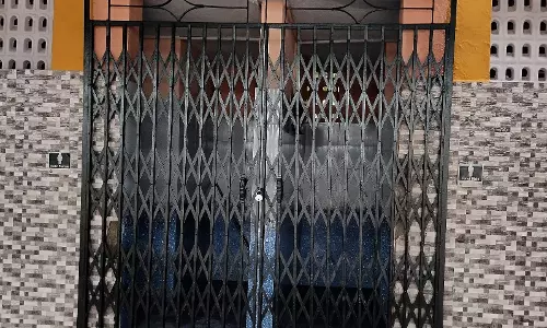 பூட்டி கிடக்கும் கழிவறை