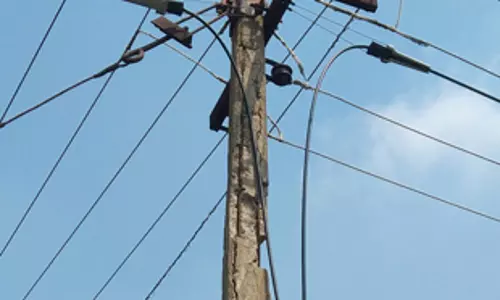 ஆபத்தான மின்கம்பம் ஆபத்தான மின்கம்பம்