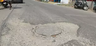 ரோட்டை சீரமைக்க வேண்டும் ரோட்டை சீரமைக்க வேண்டும்