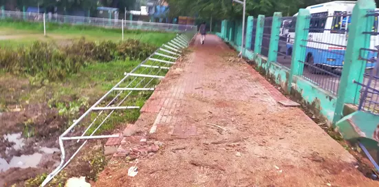 சாய்ந்த தடுப்புக்கம்பிகள்