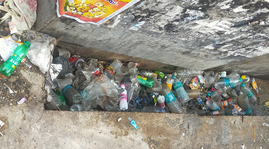 கால்வாயை அடைத்த காலிப்பாட்டில்கள் கால்வாயை அடைத்த காலிப்பாட்டில்கள்