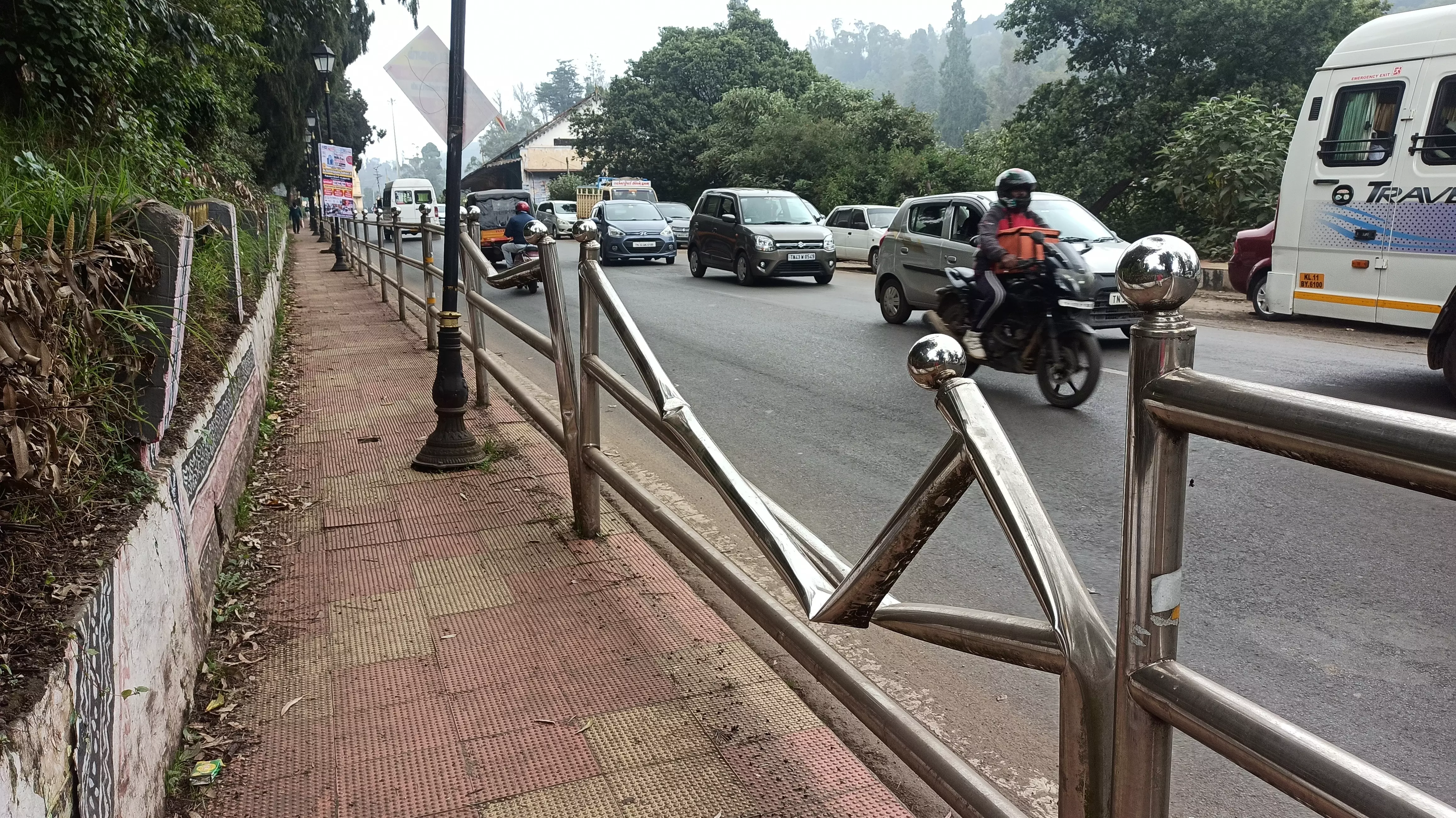 நடைபாதை தடுப்பு சேதம்