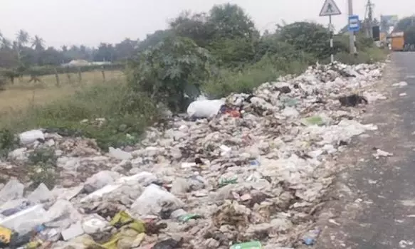 சாலையோரம் கொட்டப்படும் குப்பை சாலையோரம் கொட்டப்படும் குப்பை