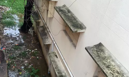 கழிவுநீரால் மாணவர்கள் அவதி கழிவுநீரால் மாணவர்கள் அவதி