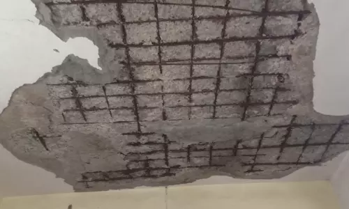 சேதமடைந்த மேற்கூரை சேதமடைந்த மேற்கூரை