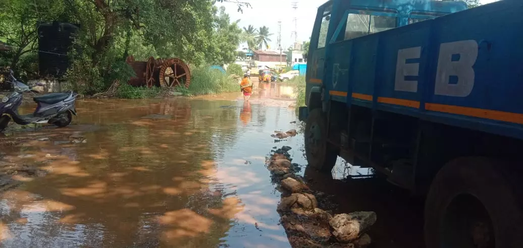 குளம்போல் தேங்கிய மழைநீர் குளம்போல் தேங்கிய மழைநீர்