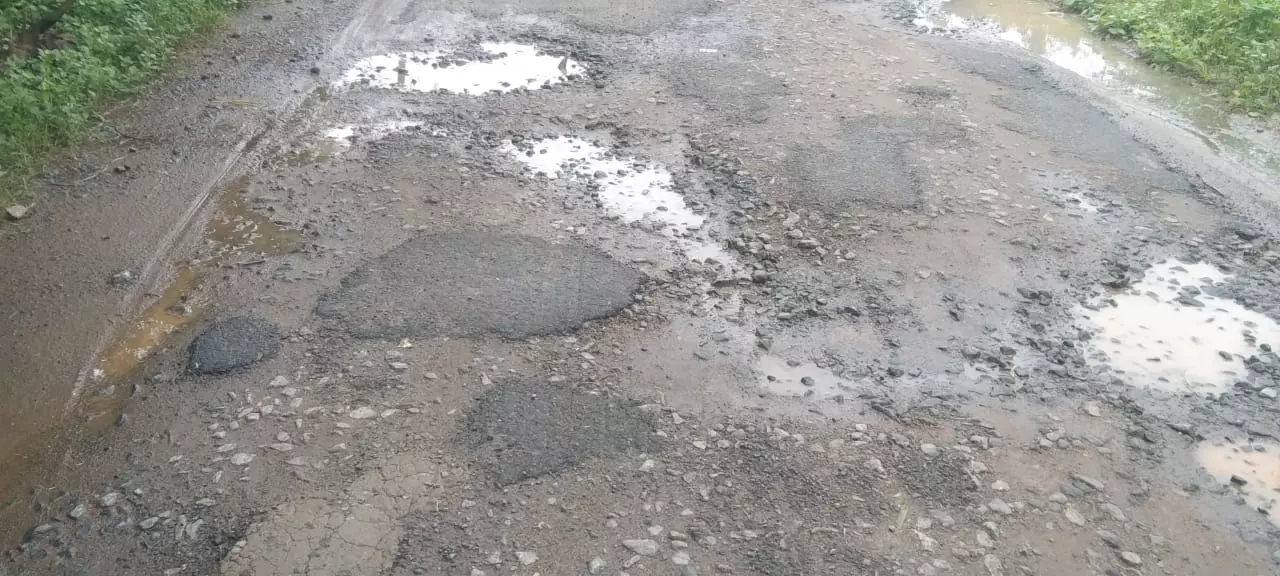 குண்டும்,குழியுமான சாலை குண்டும்,குழியுமான சாலை