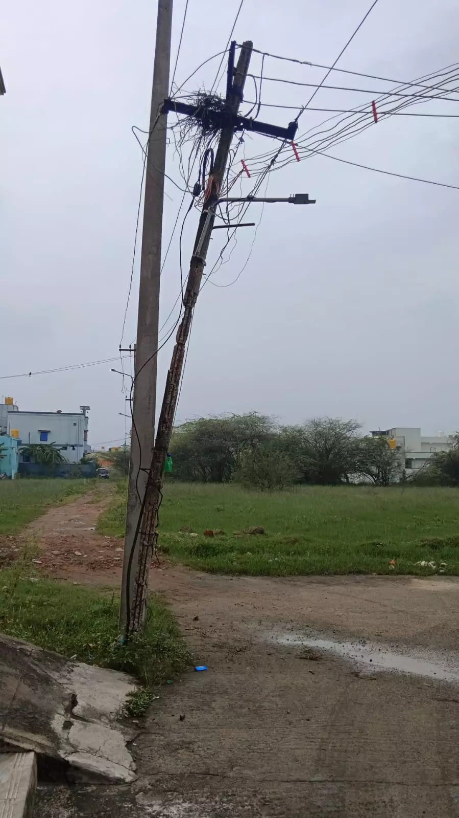 சேதமடைந்த மின்கம்பம்