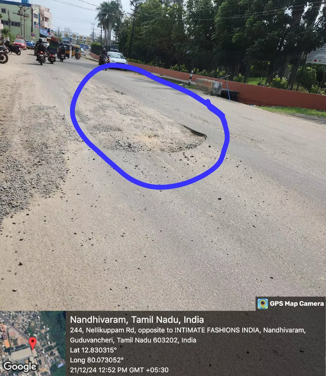 சாலையின் நடுவில் பள்ளம்