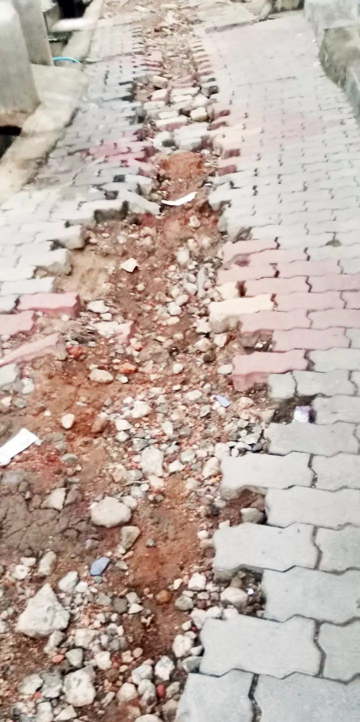 சேதமடைந்த சாலை சேதமடைந்த சாலை