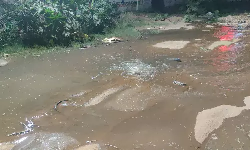 பாதாள சாக்கடையில் உடைப்பு பாதாள சாக்கடையில் உடைப்பு