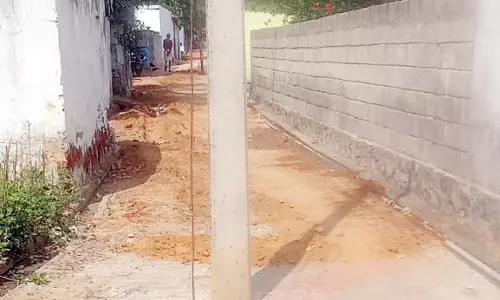 சாலையின் நடுவில் மின்கம்பம் சாலையின் நடுவில் மின்கம்பம்