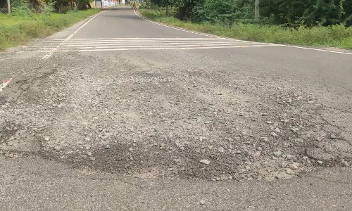 சாலையின் நடுவில் ராட்சத பள்ளம் சாலையின் நடுவில் ராட்சத பள்ளம்