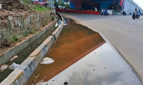 கால்வாயில் ேதங்கும் கழிவுநீர் கால்வாயில் ேதங்கும் கழிவுநீர்